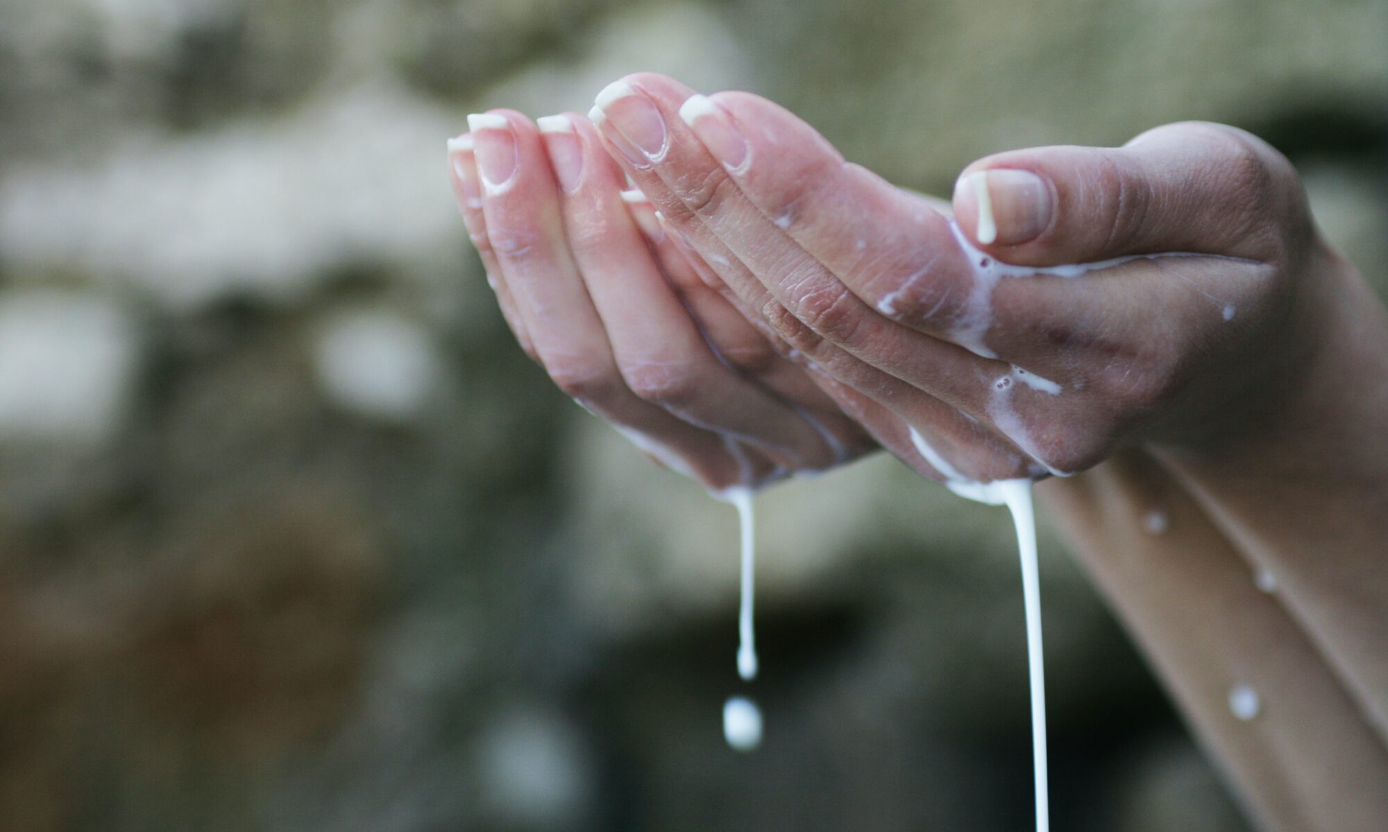 lait maternel dans les mains