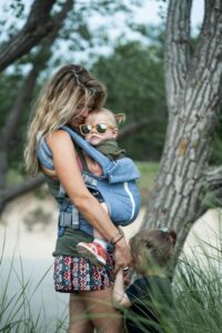portage dans porte bébé préformé