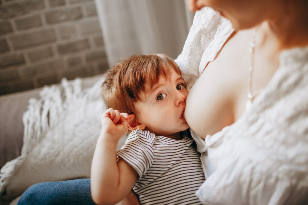 Un enfant de 1 an tète le sein de sa mère